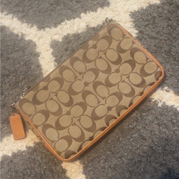 Coach crossbody no strap worn one 5 times - Picture 2 of 3